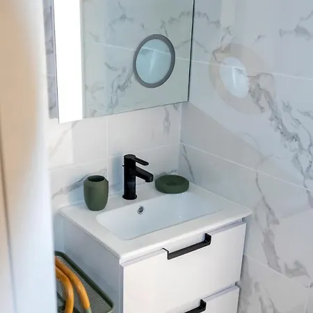 302b Beautiful Refurbished Downtown / Ac