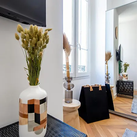 302b Beautiful Refurbished Downtown / Ac 아파트 니스