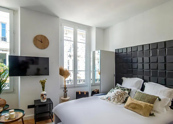 דירה 302b Beautiful Refurbished Downtown / Ac ניס